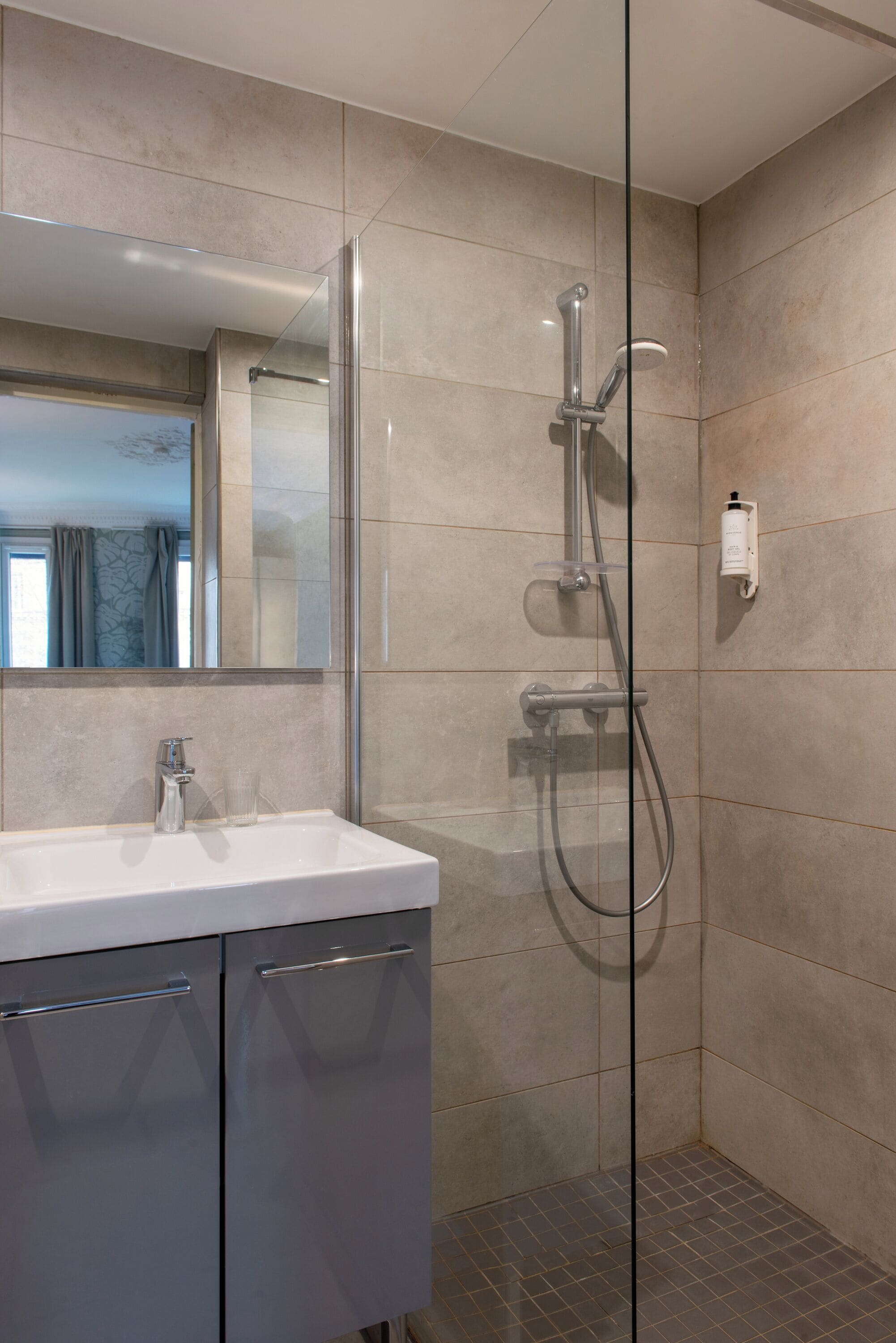 deluxe triple room | bathroom | hair dryer, towels