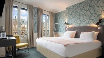 Ropa de cama de alta calidad y caja de seguridad en la habitación