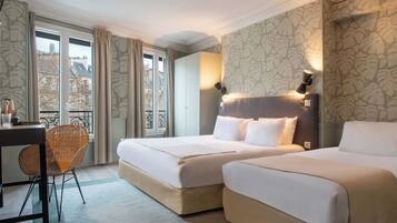 Ropa de cama de alta calidad y caja de seguridad en la habitación