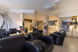 Coin salon dans le hall