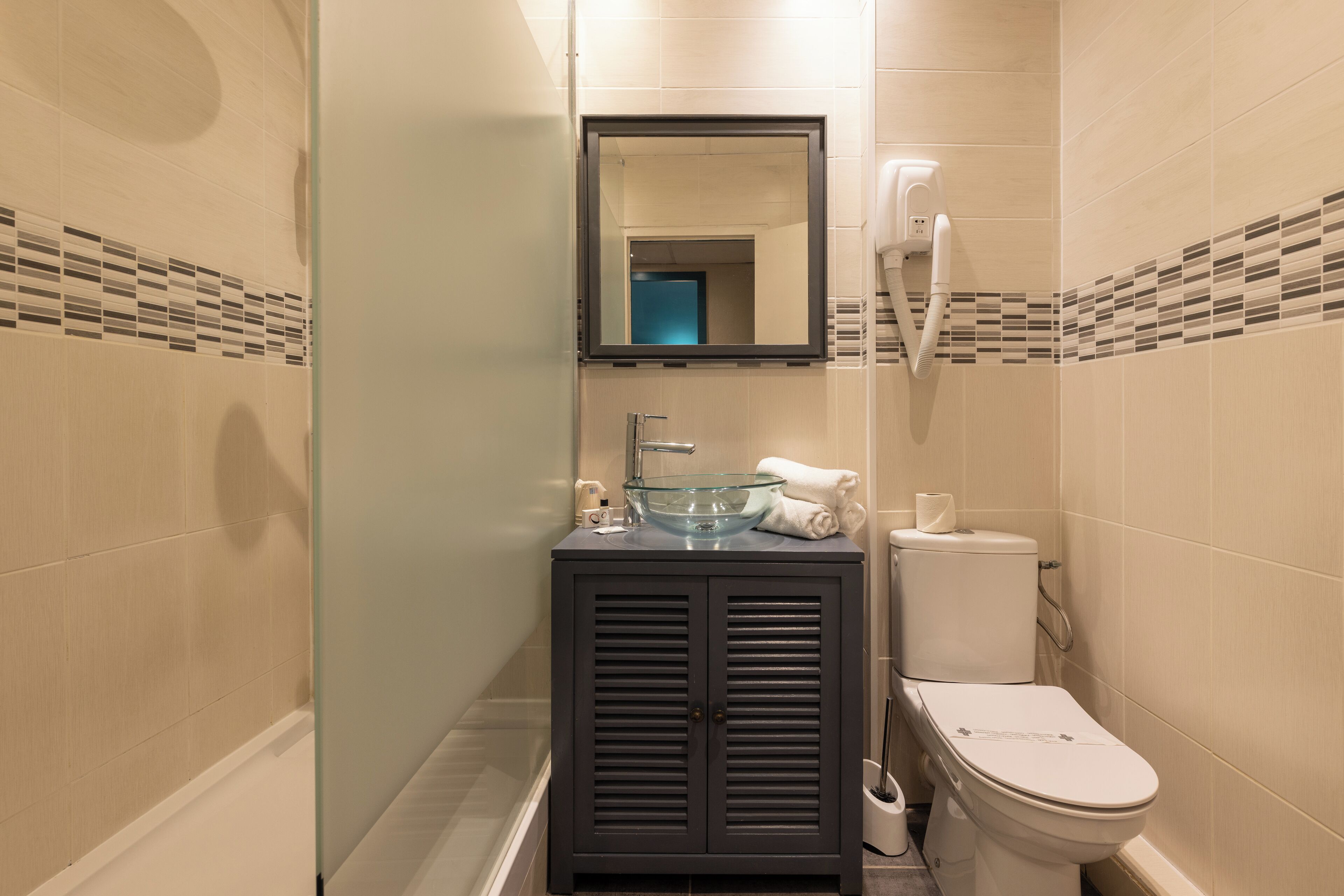 family triple room, air conditioning | bathroom | combined shower/bathtub, free toiletries, hair dryer, towels