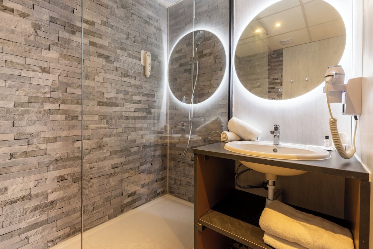 standard twin room, air conditioning | bathroom | combined shower/bathtub, free toiletries, hair dryer, towels