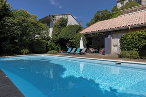 Außenpool, geöffnet von 10:00 Uhr bis 21:00 Uhr, Sonnenschirme