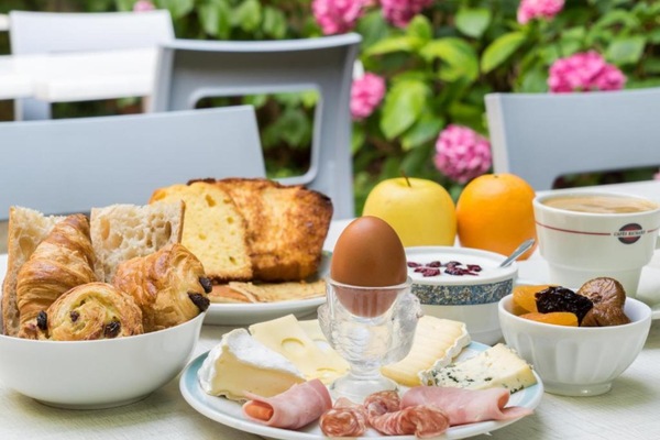 Tägliches Frühstücksbuffet gegen Gebühr