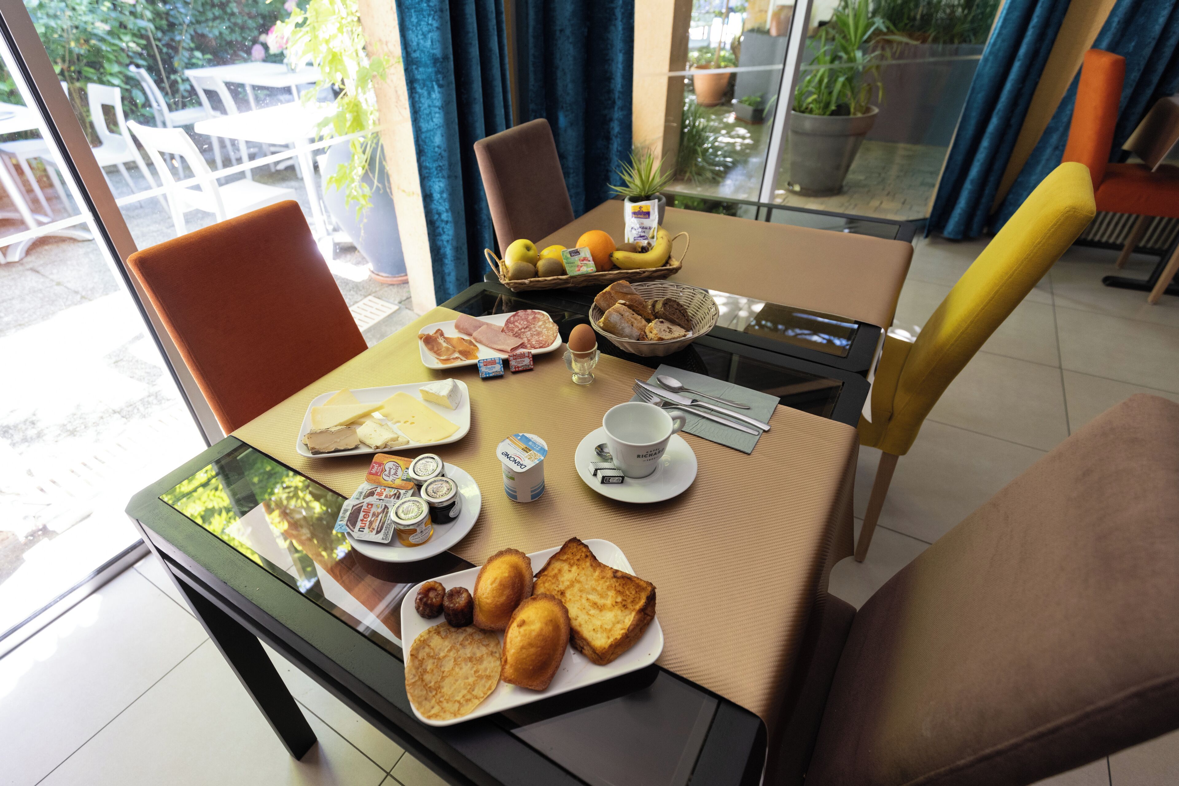 Daily buffet breakfast for a fee