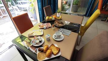Daily buffet breakfast for a fee