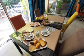 Petit déjeuner buffet servi tous les jours en supplément