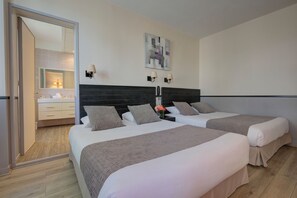 Quadruple Room, Air conditioning | Individually decorated, individually furnished, desk, blackout drapes