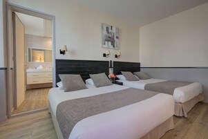 Chambre Quadruple, climatisation | Décoration personnalisée, ameublement personnalisé, bureau