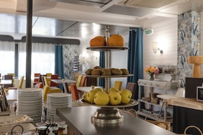 Tägliches Frühstücksbuffet (14 EUR pro Person)