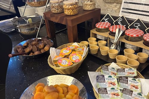 Café da manhã com buffet todos os dias mediante uma taxa