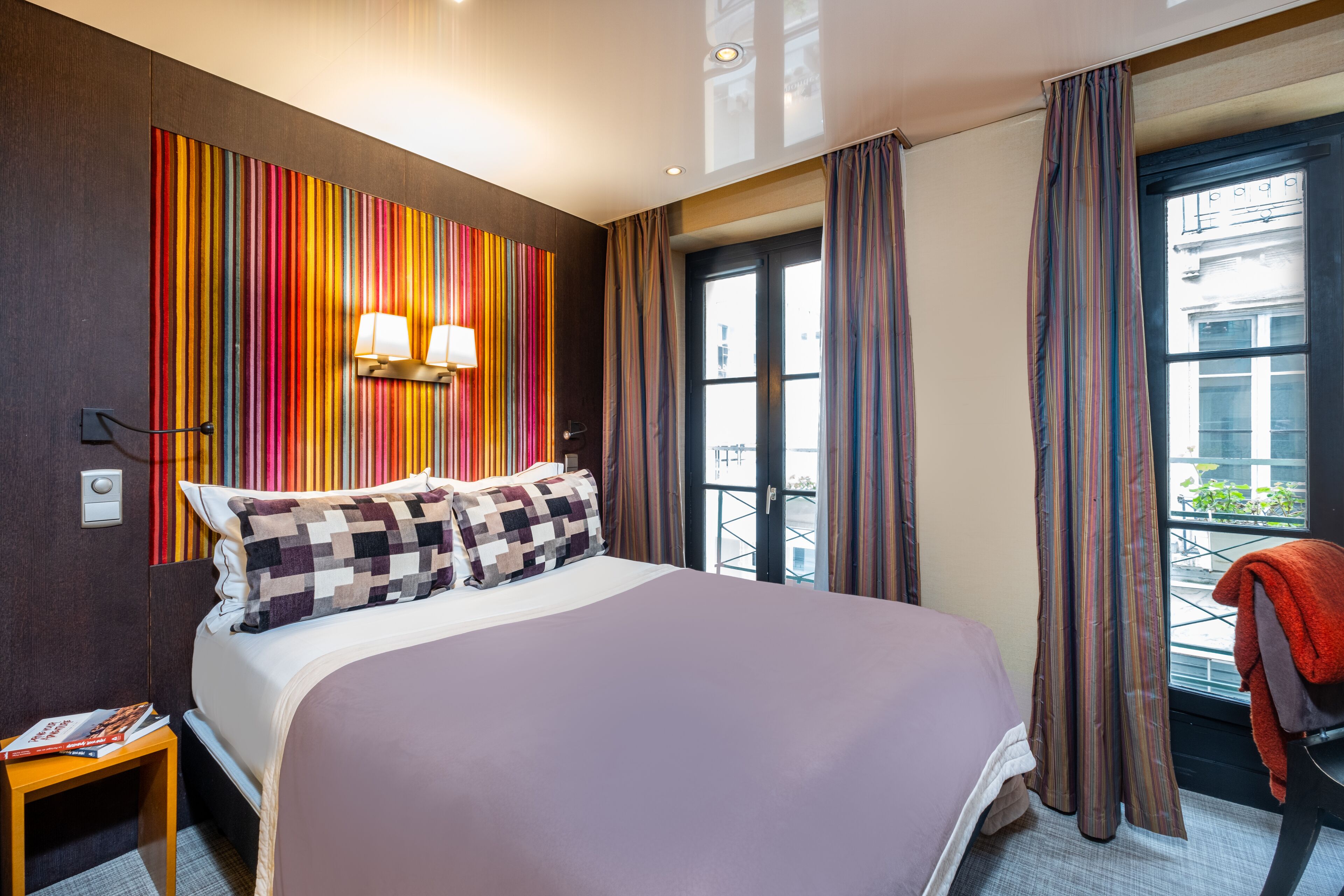 business room | premium bedding, minibar, in-room safe, desk