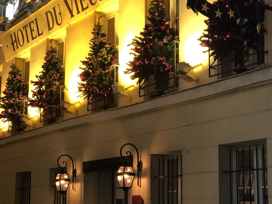 Fachada da propriedade à noite