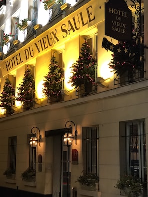 Fassade der Unterkunft – Abend/Nacht