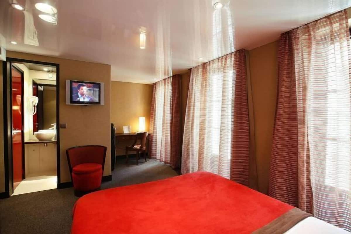 Roupas de cama premium, frigobar, cofres nos quartos, escrivaninha