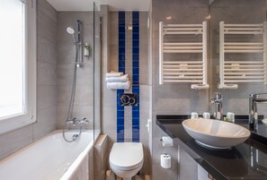 Un baño moderno con bañera, inodoro y lavabo.
