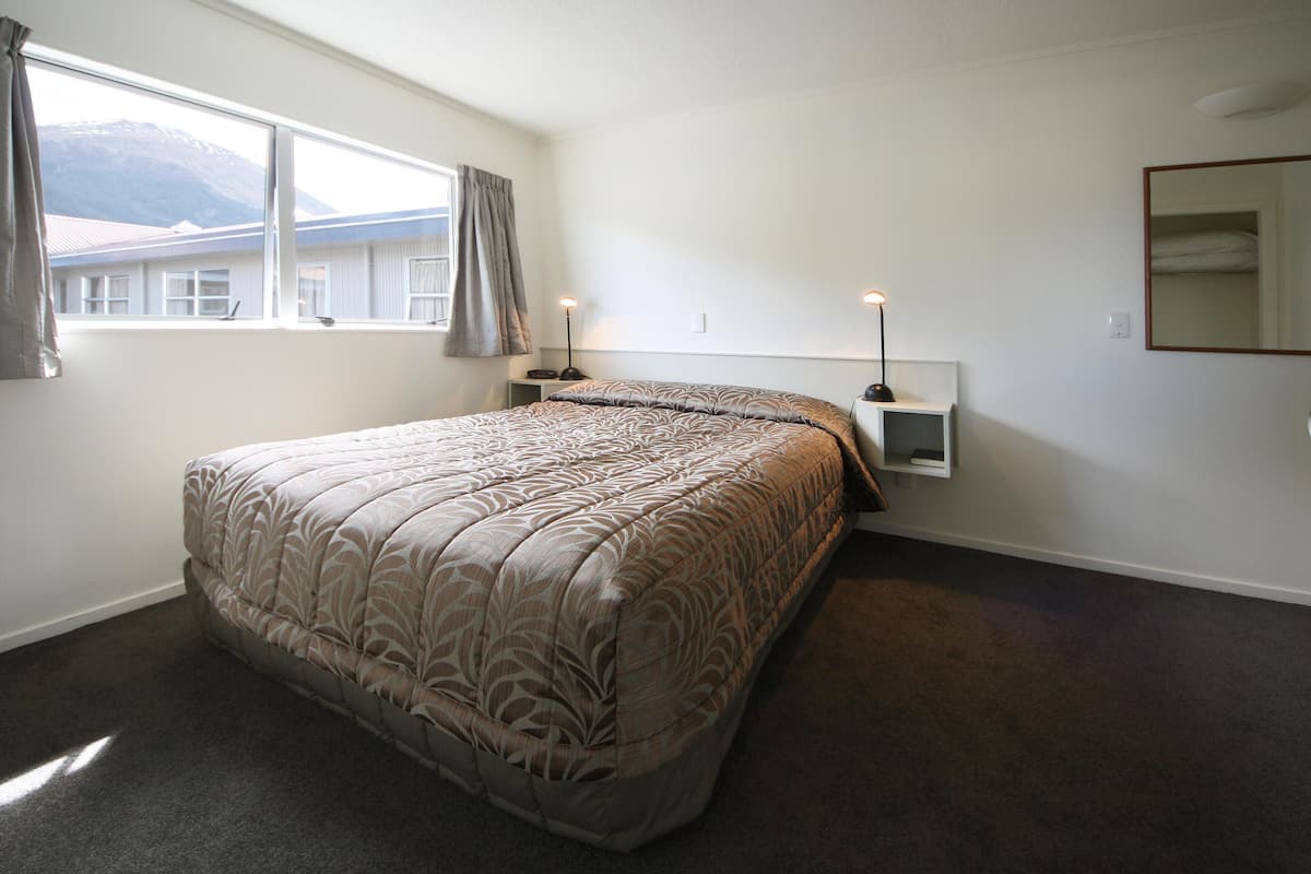 Blackout curtains, soundproofing, iron/ironing board, free WiFi