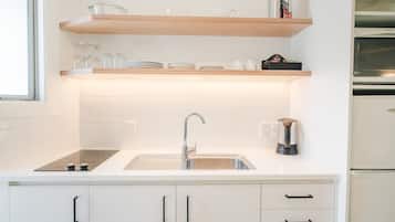 Classic Room, 1 Bedroom | Private kitchen | Mini-fridge, microwave, coffee/tea maker, electric kettle