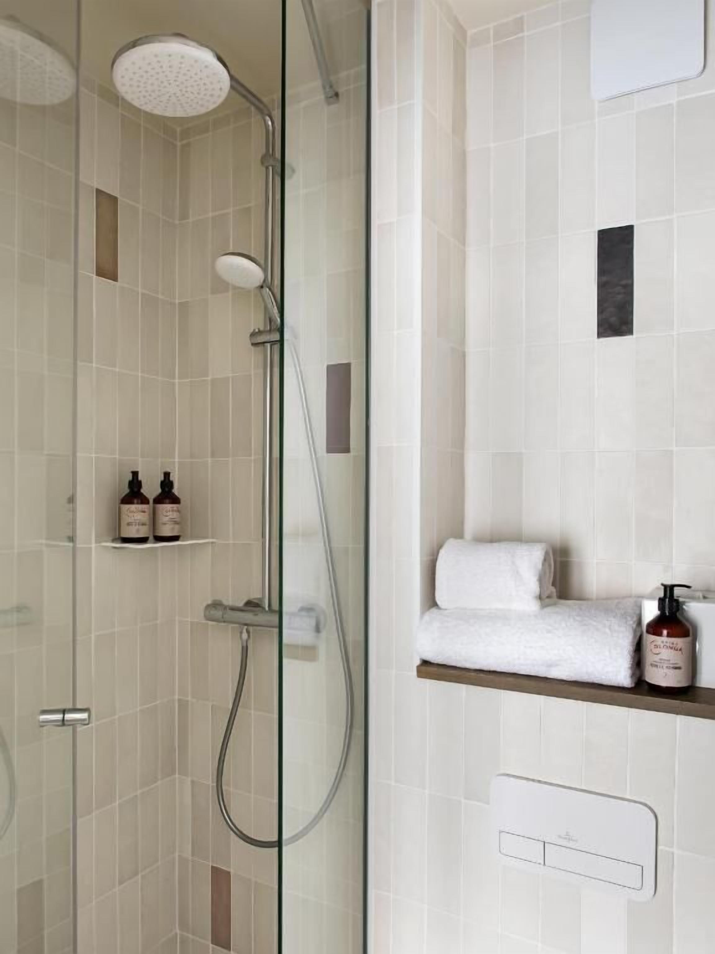 combined shower/bathtub, free toiletries, hair dryer, towels