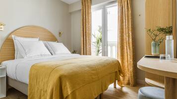 Senger med overmadrass, skrivebord og skrivebord for bærbar PC