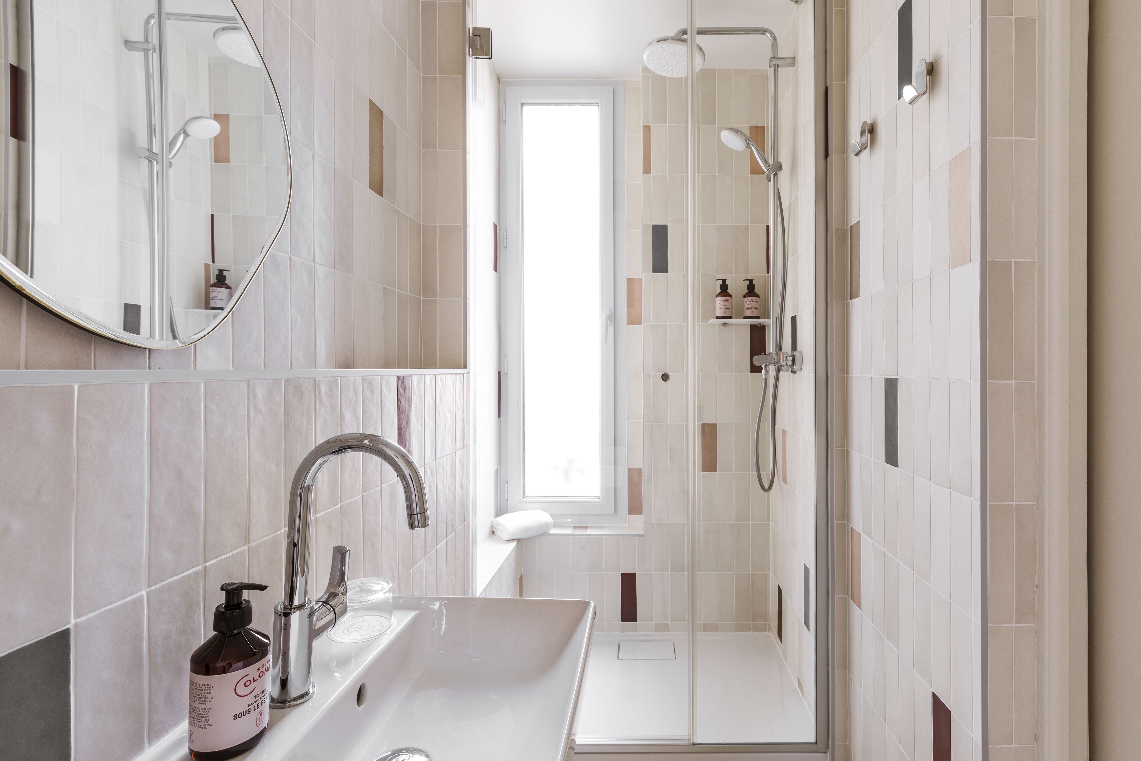 combined shower/bathtub, free toiletries, hair dryer, towels