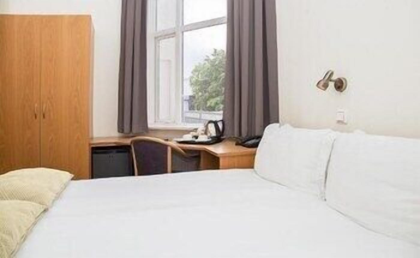 Minibar, skrivbord, arbetsyta för laptop och mörkläggningsgardiner