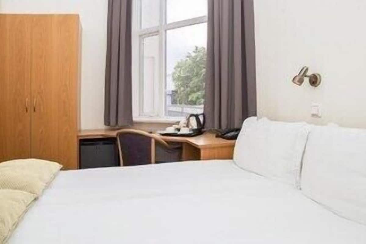 Minibar, skrivbord, arbetsyta för laptop och mörklÀggningsgardiner