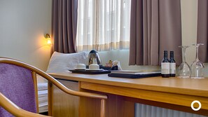 Habitación estándar con 2 camas individuales, 2 camas individuales | Minibar, escritorio y espacio para trabajar con laptop 