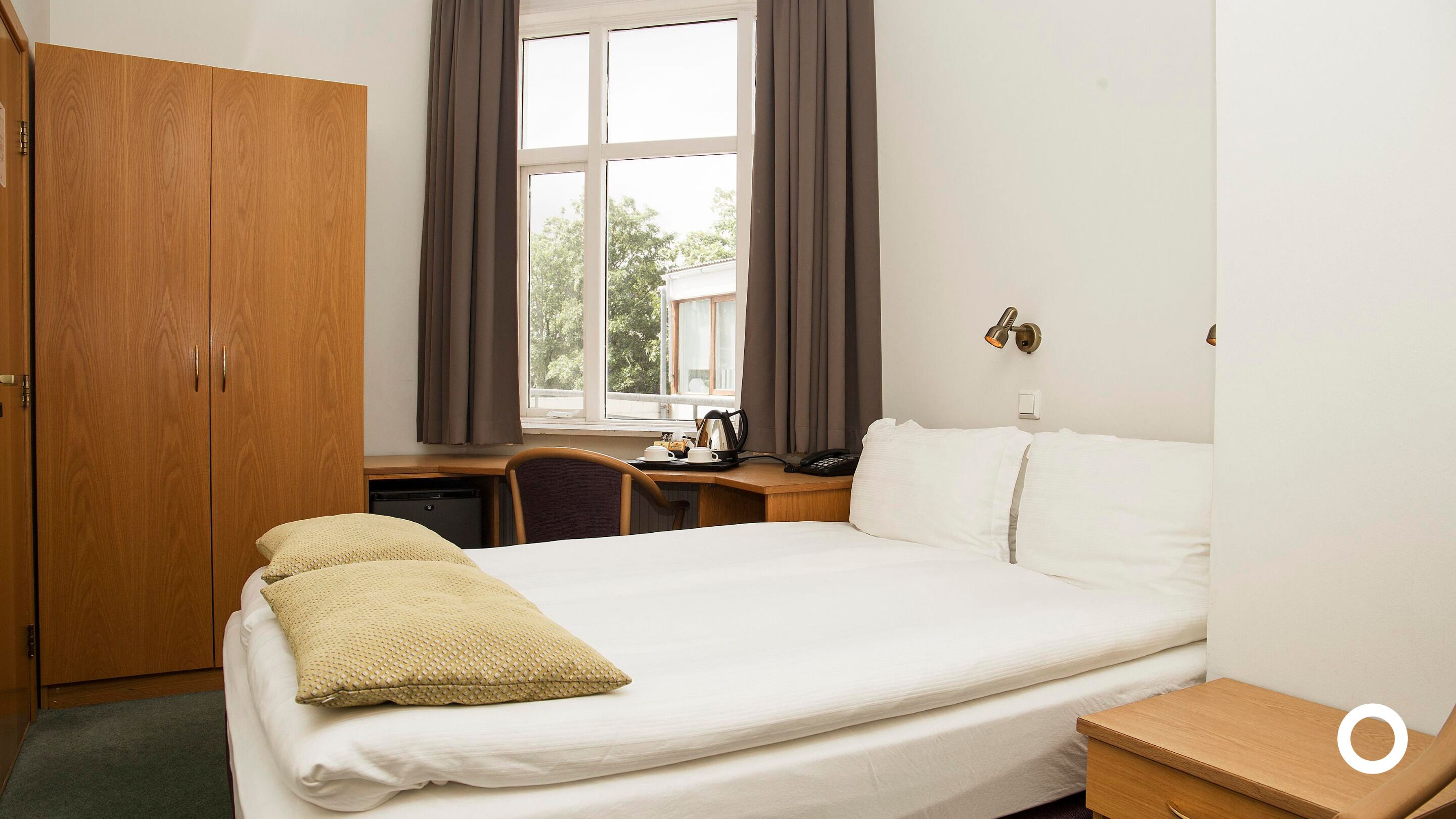 standard double or twin room | minibar, desk, laptop workspace, blackout curtains