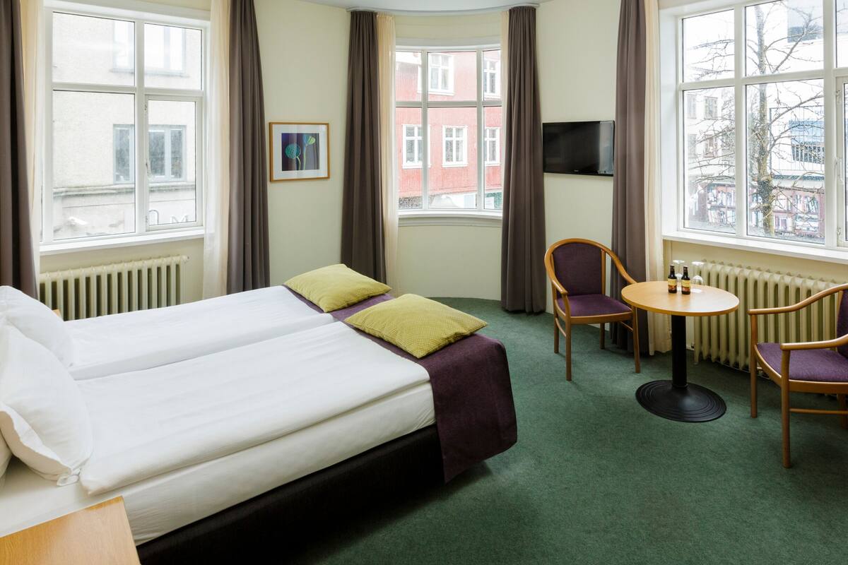 Kamar Double atau Twin Superior | Minibar, meja kerja, ruang kerja ramah laptop, dan tirai kedap cahaya