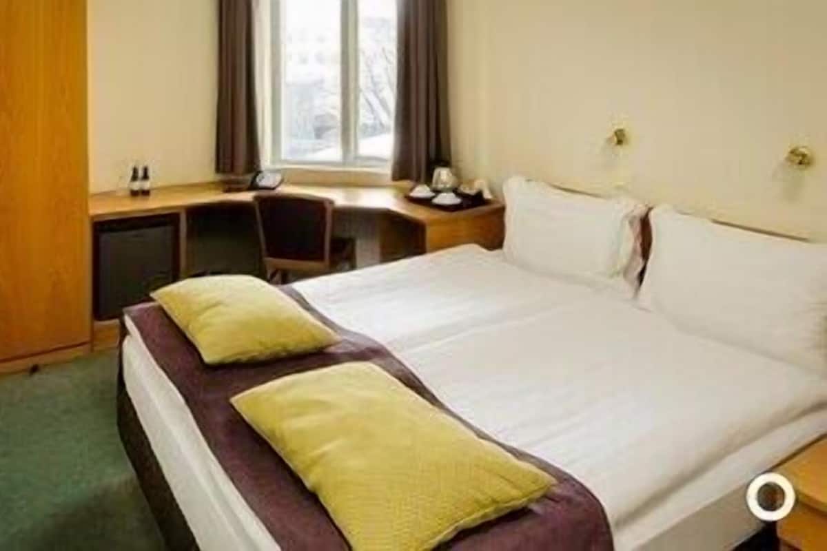 Minibar, skrivbord, arbetsyta för laptop och mörklÀggningsgardiner