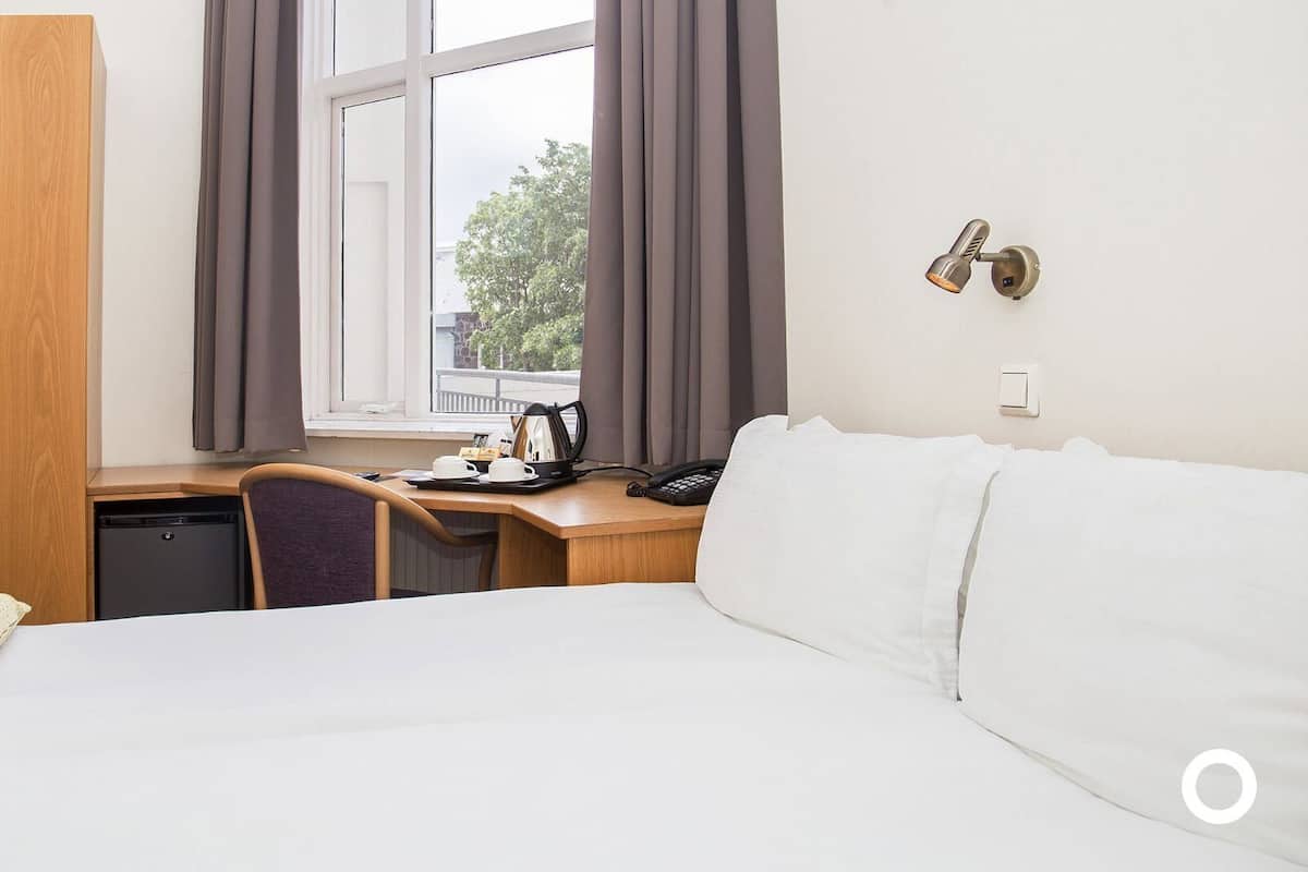 Minibar, skrivbord, arbetsyta för laptop och mörklÀggningsgardiner