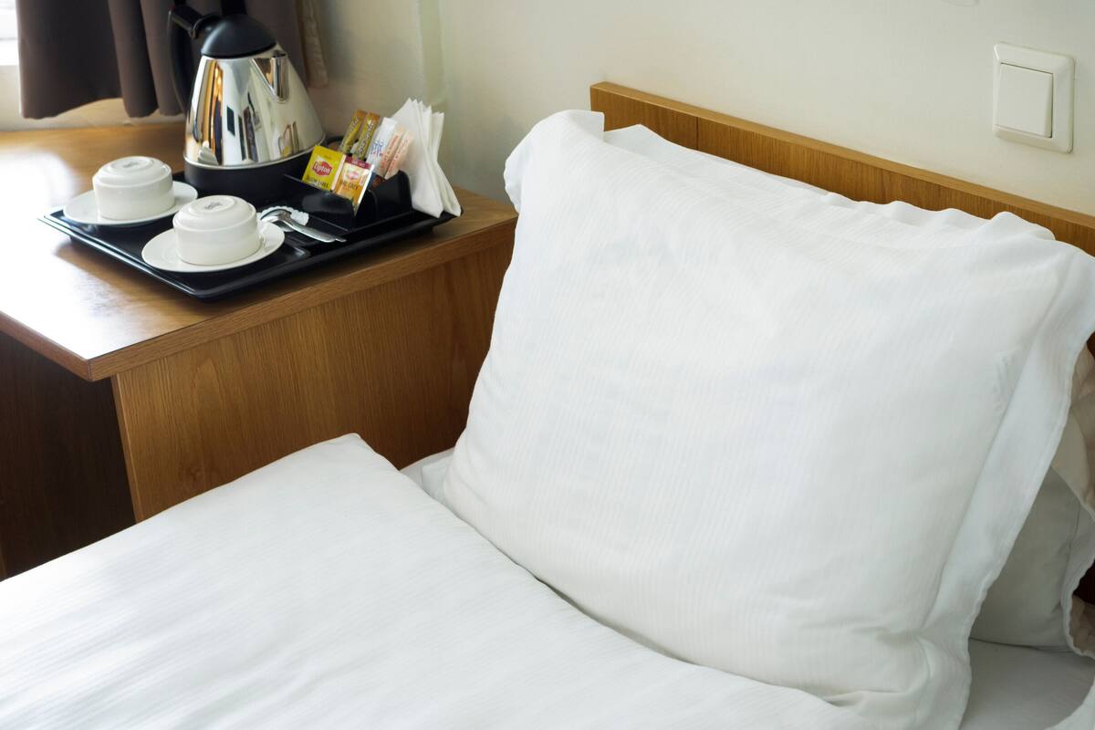 Kamar Single Standar, 1 Tempat Tidur Twin | Minibar, meja kerja, ruang kerja ramah laptop, dan tirai kedap cahaya
