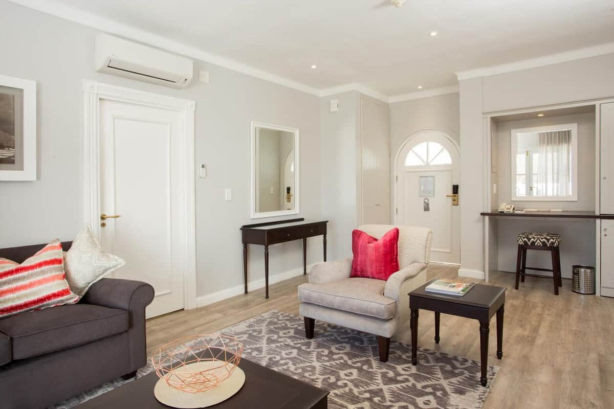 suite, 1 bedroom | living area | flat-screen tv, dvd player