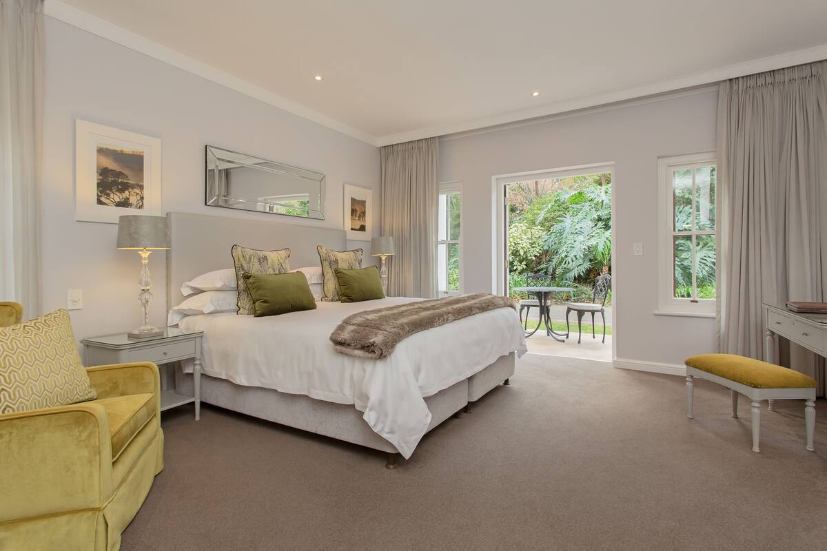 classic twin room | hypo-allergenic bedding, minibar, in-room safe, desk