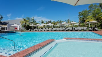 2 albercas techadas, 2 albercas al aire libre y sombrillas en la alberca