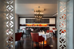 Hi ha 3 restaurants i s'hi serveixen esmorzars; plats de cuina italiana 