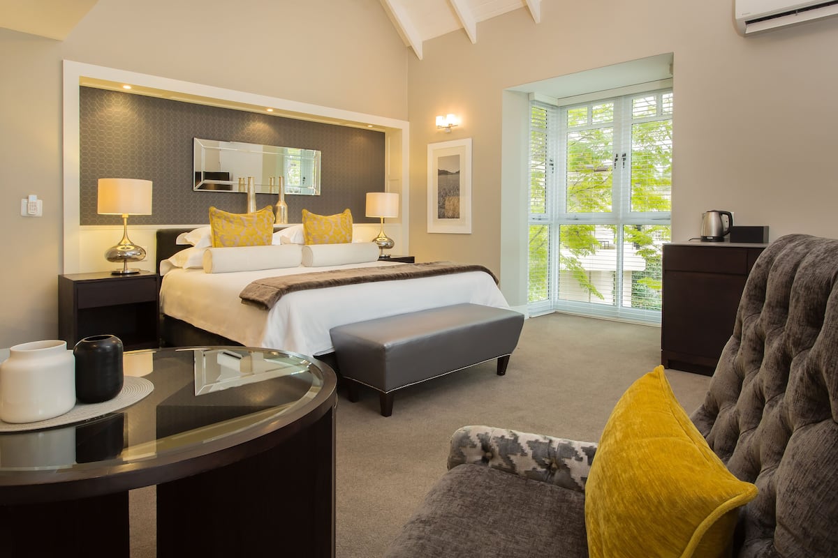 Luxury Room | Hypo-allergenic bedding, minibar, in-room safe, desk