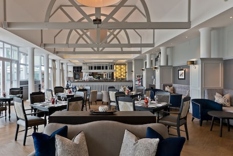 3 restaurants, breakfast, lunch, dinner served; Italian cuisine. Fancourt