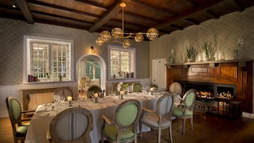 3 restaurantes, se sirven desayunos, comidas, cenas y cocina italiana