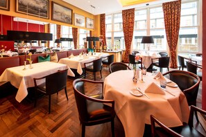 2 restaurants; dinner served  - Hotel Baseler Hof (Hamburg)