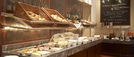 Frukostbuffé varje dag (EUR 23 per person)