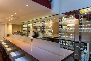 2 bars/lounges