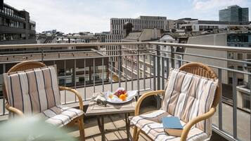 Ropa de cama hipoalergénica y caja de seguridad en la habitación