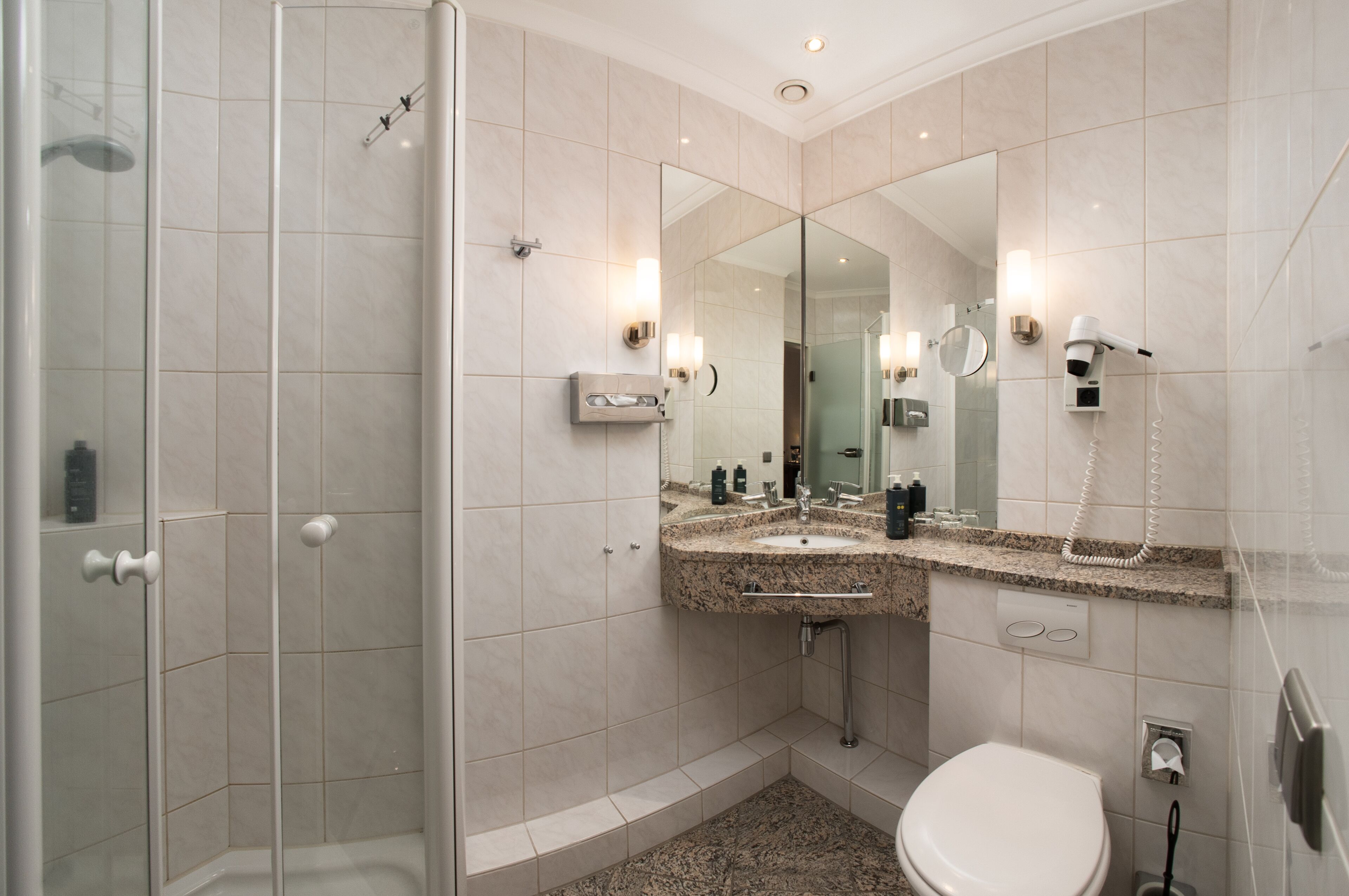 Kleines Einzelzimmer | Badezimmer | Umweltfreundliche Kosmetikartikel, Haartrockner, Bademäntel, Hausschuhe