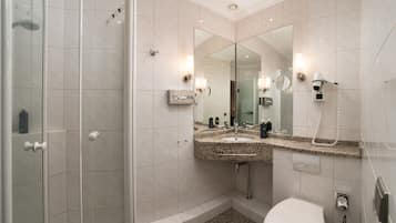 Kleines Einzelzimmer | Badezimmer | Umweltfreundliche Kosmetikartikel, Haartrockner, Bademäntel, Hausschuhe