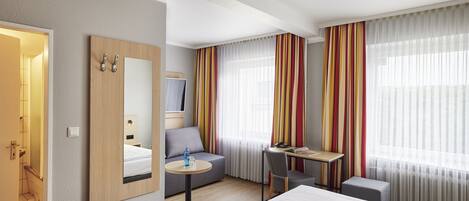 低過敏寢具、客房內保險箱、書桌、遮光布/窗簾