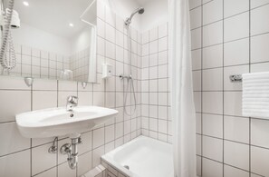 Single Room | Bathroom | Hair dryer, towels - Hotel Central (Hamburg)