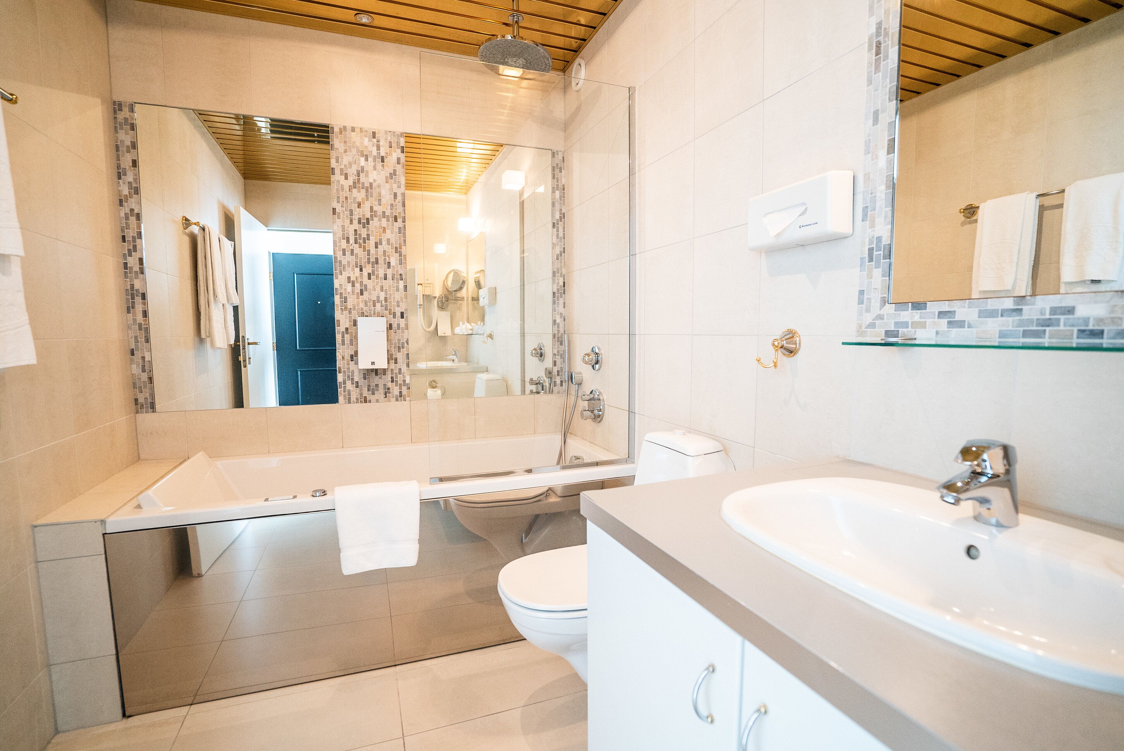 junior suite, 1 queen bed | bathroom | shower, designer toiletries, hair dryer, towels