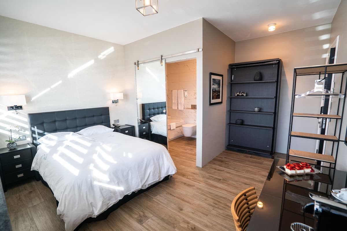 Ropa de cama de alta calidad y minibar